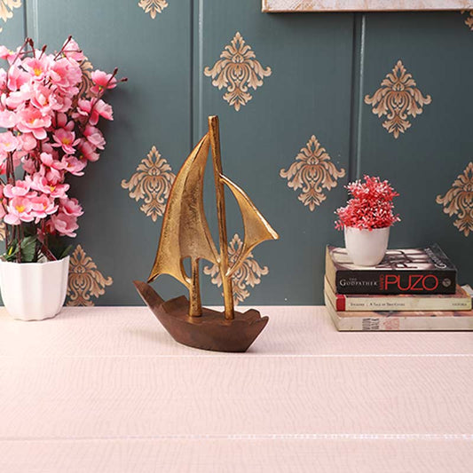 Raw Matt Gold Aluminum Sailing Boat For Table Décor